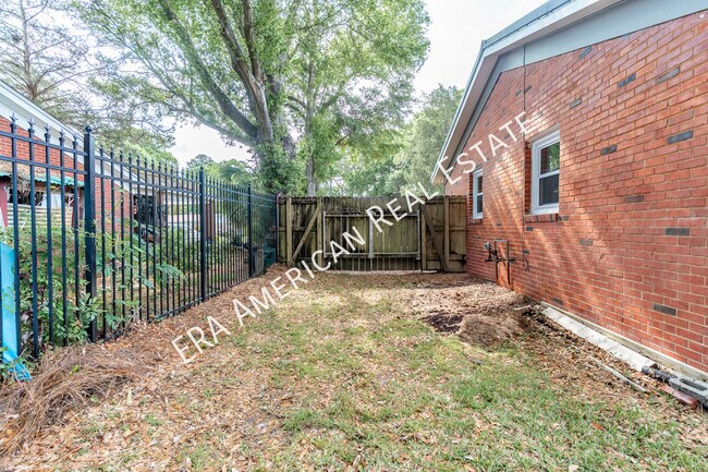 Building Photo - 305 Meggs Dr NE