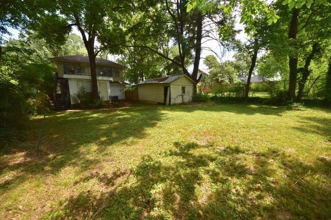 Building Photo - 4 Bed, 2 Bath Near UOM