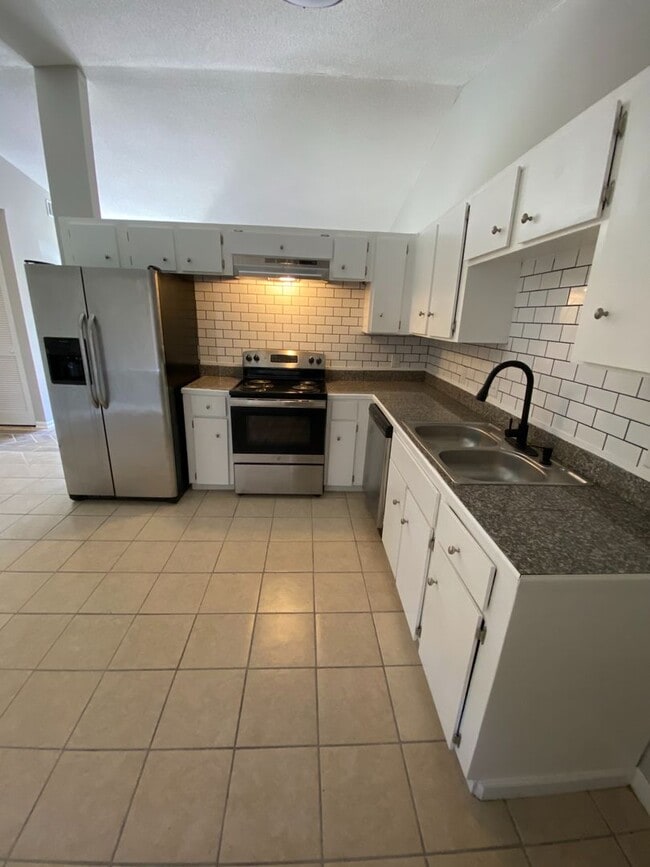 Building Photo - 239 Pointe S Dr