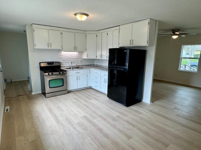 Building Photo - 910 Skyline Dr