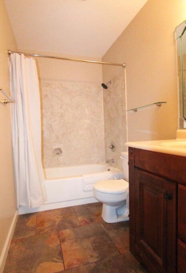 Building Photo - RENT RENTAL NEAR UL LAFAYETTE!