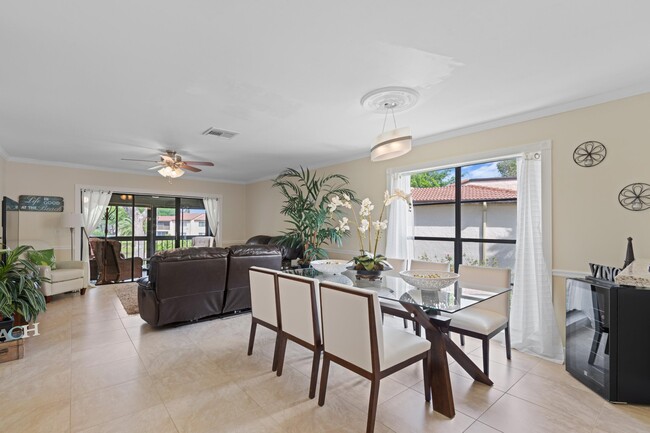 Building Photo - 9267 Vista Del Lago
