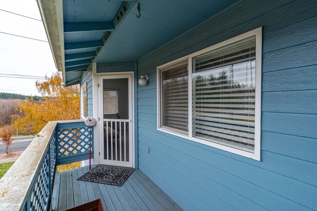 Building Photo - Second Story 2 bed 2 bath condo - W/S/G included!