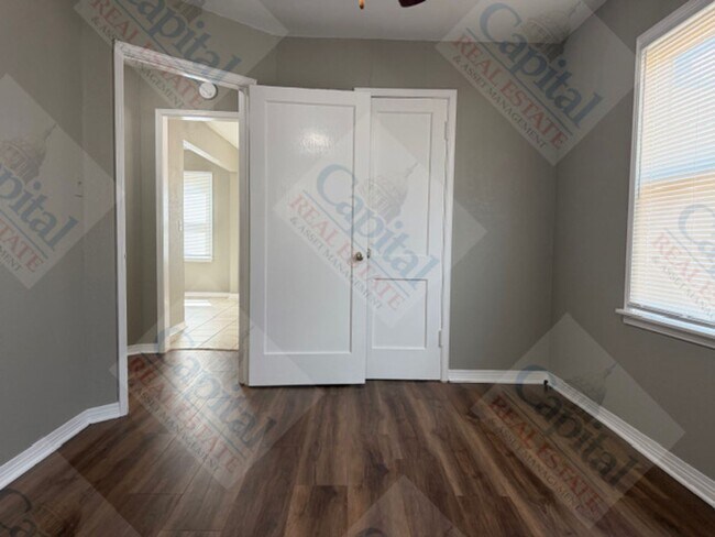 Building Photo - 4422 NE 16th Terrace