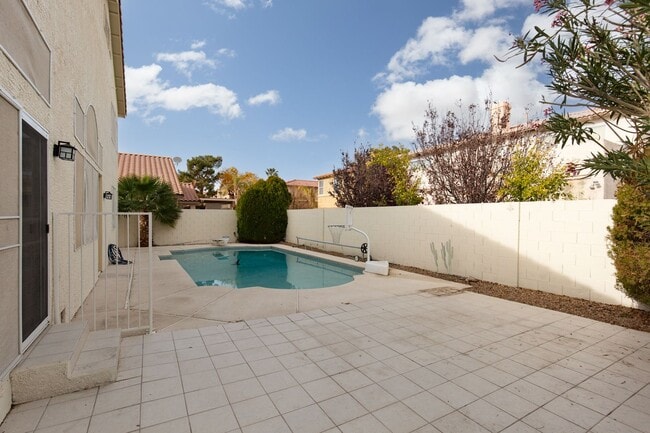 Building Photo - Enormous Silverado Ranch pool home with new paint and carpet