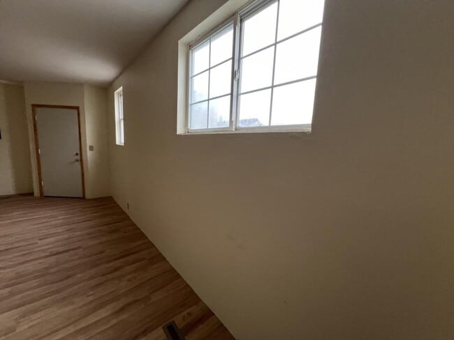 Building Photo - 401 Nichols St