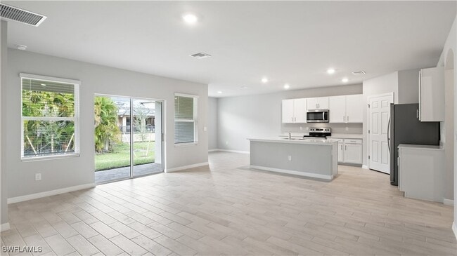 Building Photo - 1903 Cape Coral Pkwy W
