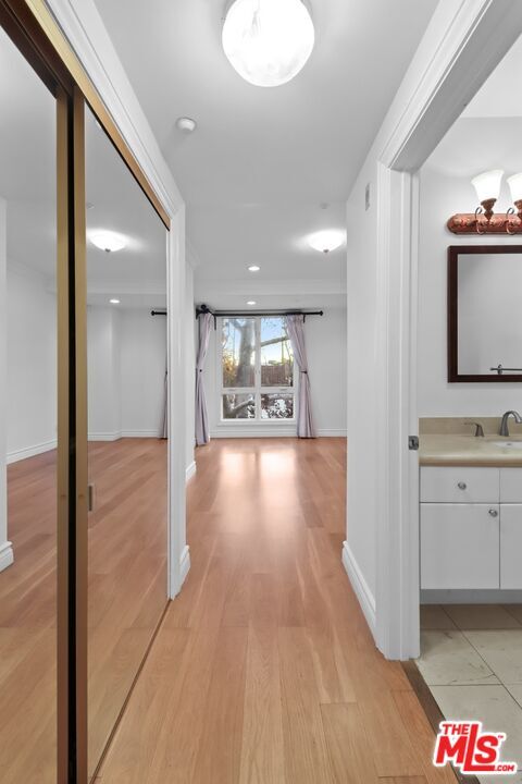 Building Photo - 121 N Almont Dr