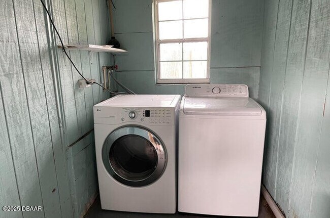 Building Photo - 66 River Dr