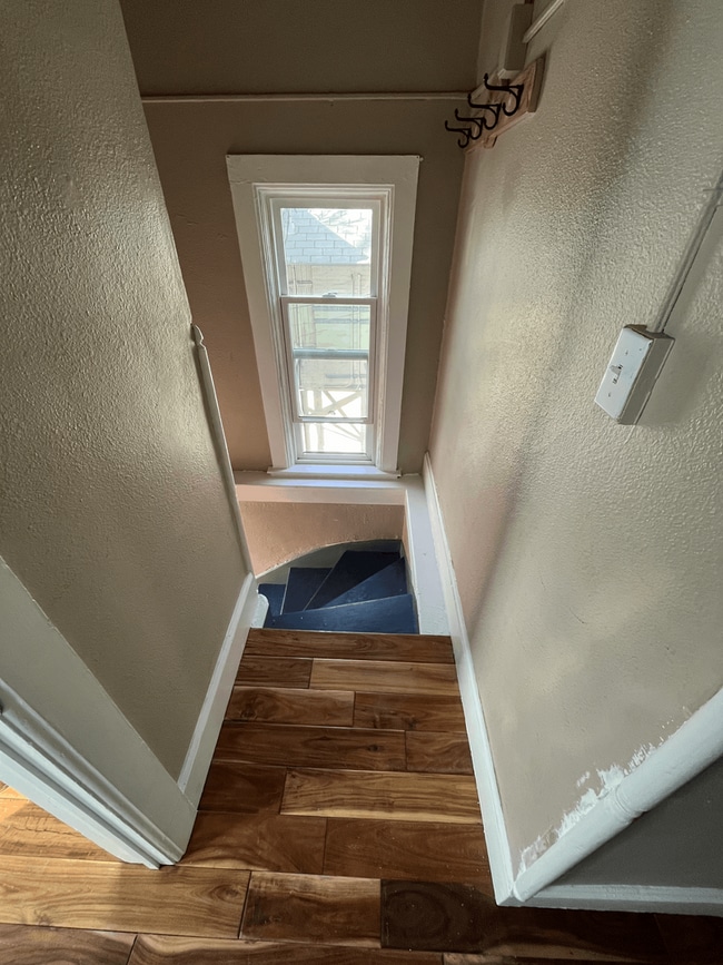 Building Photo - Beautiful 2 bed 1 bath in unit W/D, renovated kitchen, walkablitiy!