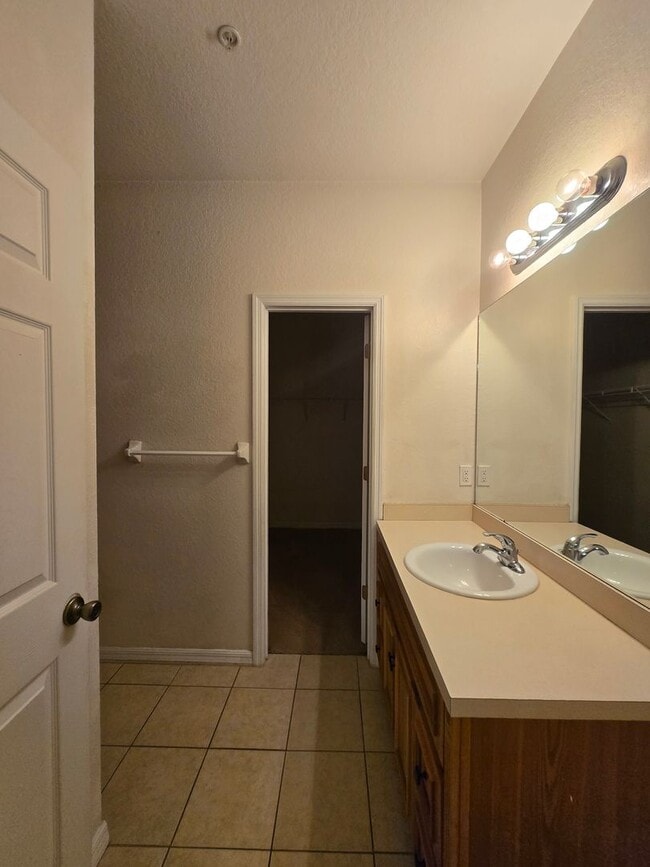 Building Photo - 2/2 ( Eagle Trace) Charming, updated townh...