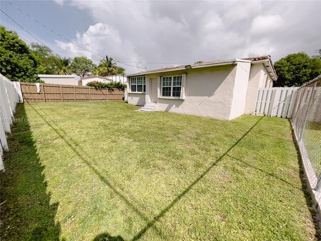 Building Photo - 2290 SW 26th Ln