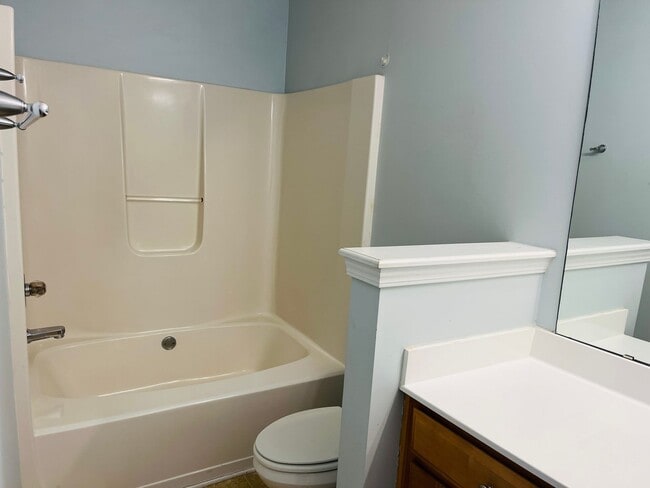 Building Photo - Sought after community, swimming/playground, courtyard, 1 car garage, 2 bed/2.5 bath, granite  co...