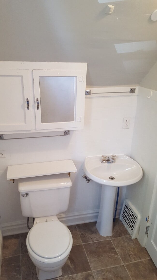 Building Photo - Charming 1-Bedroom Retreat on Colfax Ave – Your Cozy Minneapolis Haven Awaits!