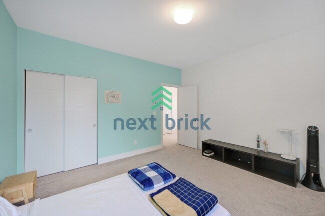 Building Photo - "Spacious 4-Bedroom Seattle Home with 3 Full Baths and 2,420 Sq. Ft. of Comfort!"