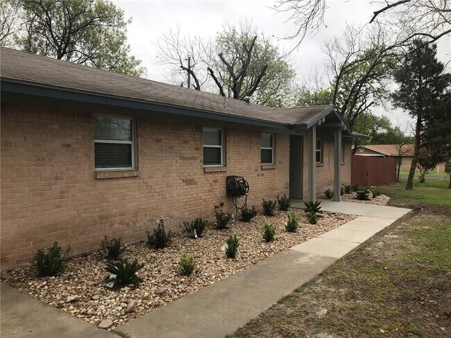 Building Photo - 908 Wagon Trail