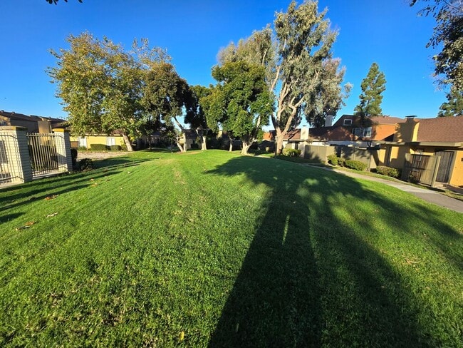 Building Photo - 3 Bedroom, 2 Bath 1374sf Detached condo in Mesa Village 92126.