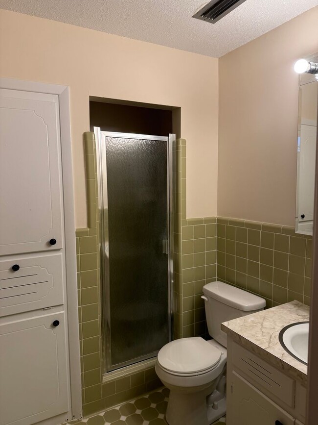 Building Photo - 102 Victoria Dr