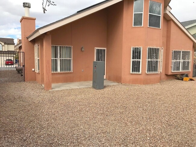 Building Photo - West El Paso 3 bed refrig A/C Home with Bonus Loft and Solar!