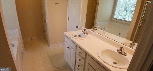 Building Photo - 809 Wellington Dr