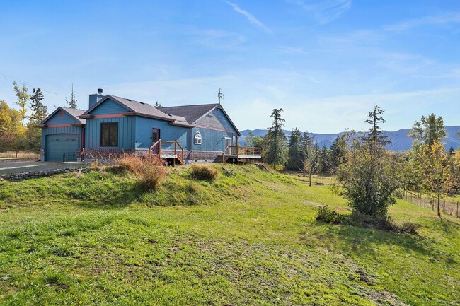 Building Photo - Yelm Country Living | 3 Bed, 3 Bath Home on 2.5 Acres | Solar Panels!