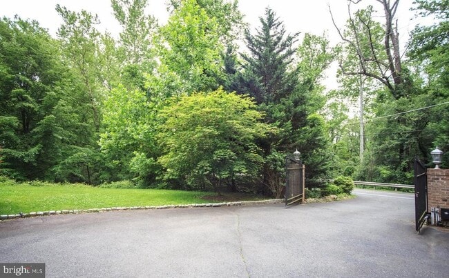 Building Photo - 6125 Old Dominion Dr