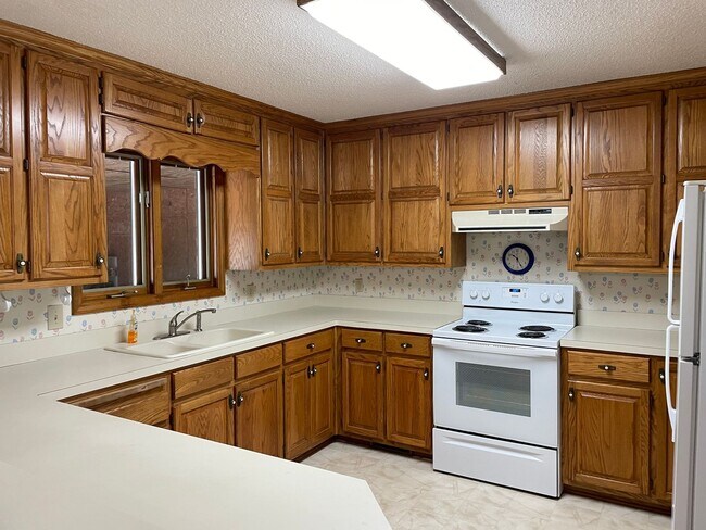 Building Photo - Three Bedroom Brick Ranch in Terrell with beach access to Lake Norman
