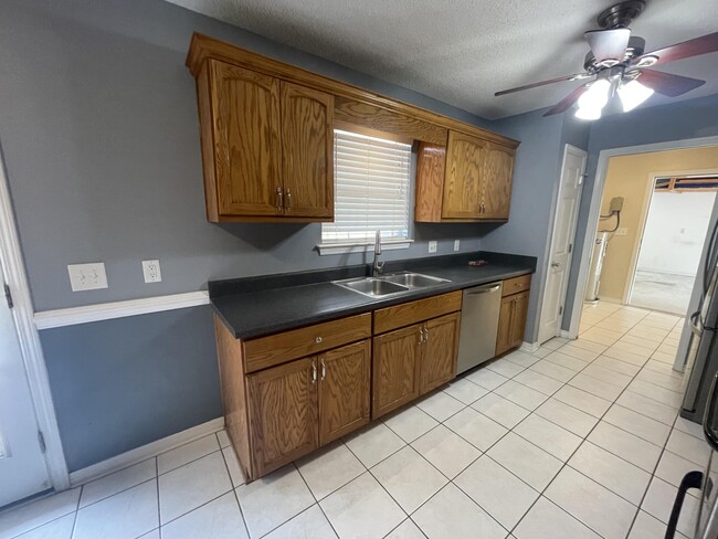 Building Photo - 3007 Pine Lake Ct
