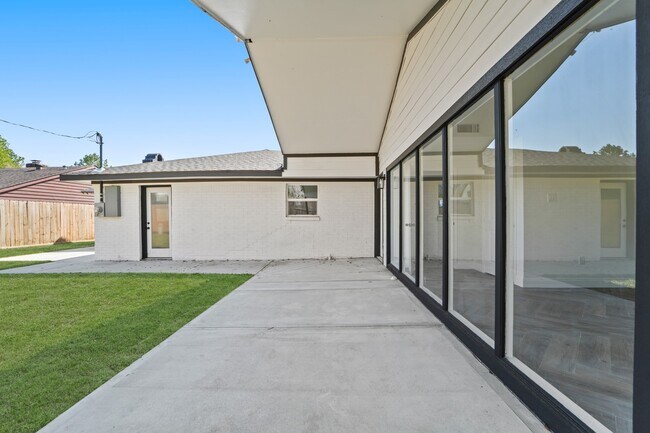 Building Photo - 10722 Lynbrook Dr