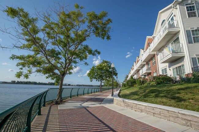 Building Photo - 8 Droyers Pointe Blvd