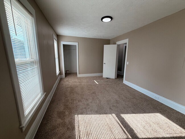 Building Photo - 53 Lamoreaux Dr NE