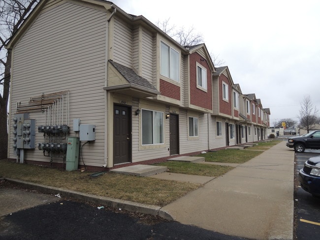 Building Photo - Sharon Estates Apartments