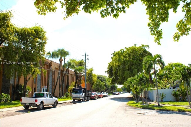 Building Photo - 1280 W 54th St