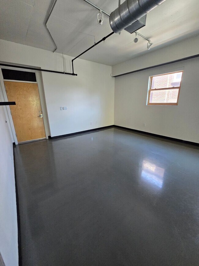 Building Photo - Beautiful 2BR , 2BA 2nd floor loft in East...