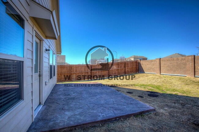 Building Photo - 404 Falling Star Dr