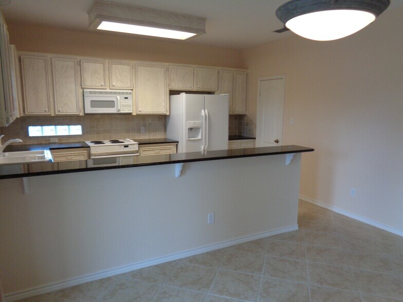 Kitchen - 15505 Cruiser St