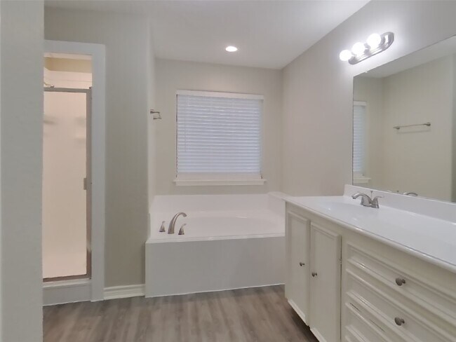 Building Photo - 729 Forest Ln Dr