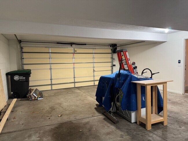 Building Photo - Move-In Ready 3-Bedroom Home with New Flooring & Fenced Yard