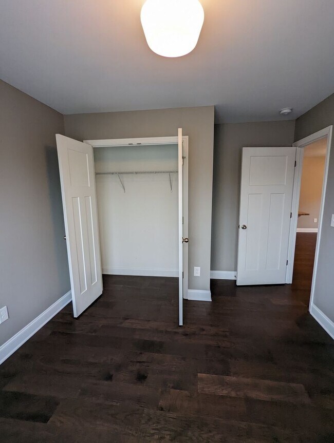 Building Photo - Columbia Great Family Home - Available July 6