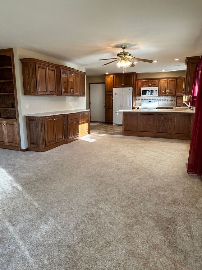 Building Photo - Rent: 4 Beds