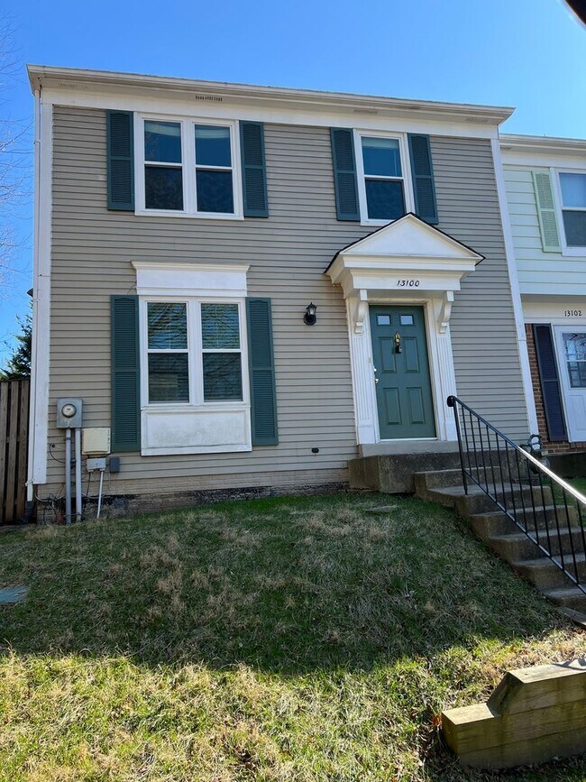 Building Photo - Renovated End-Unit Townhome