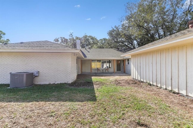 Building Photo - 8014 Meadowcroft Dr