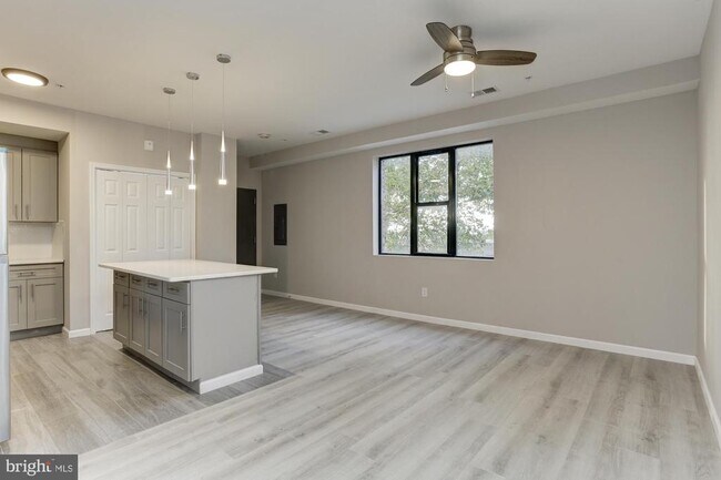 Building Photo - 400 S Highland Ave