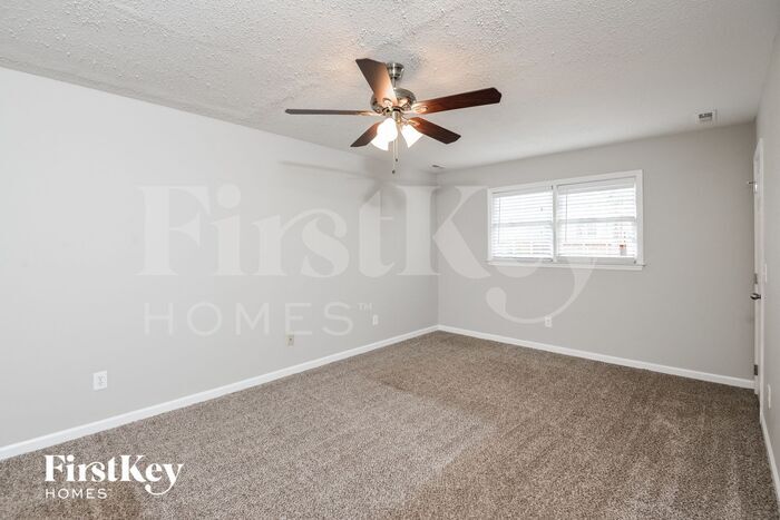 Building Photo - 2215 Williamsburg Dr