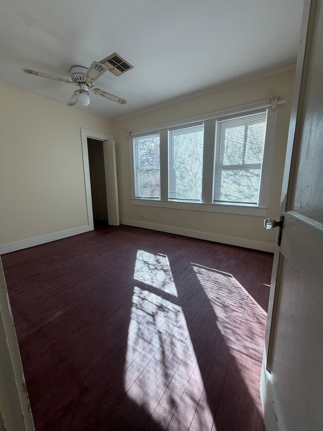 Building Photo - Three Bedroom, 2 Bathroom