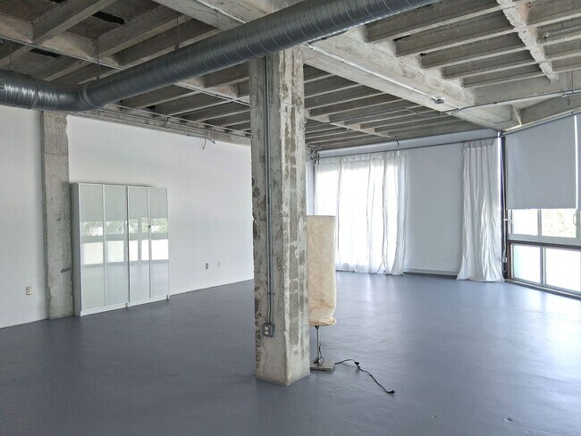Building Photo - MIAMI LIVE WORK LOFT