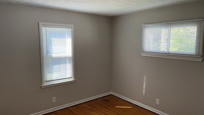 Building Photo - 250 E Parkwood Dr