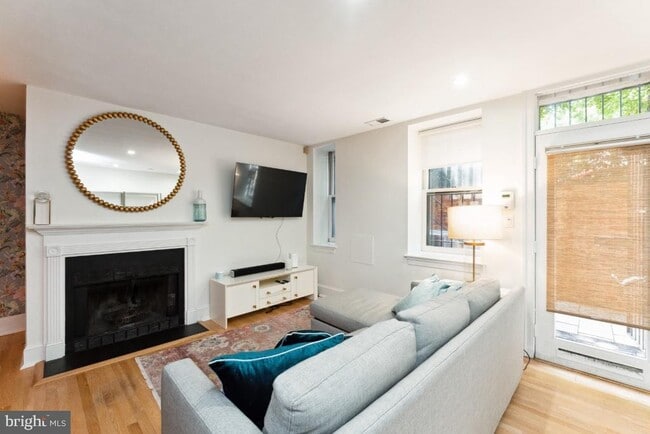 Building Photo - 902 D St SE