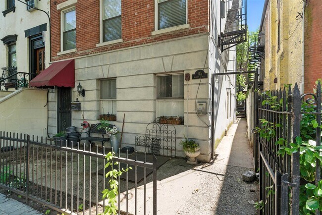 Building Photo - 135 Garden St