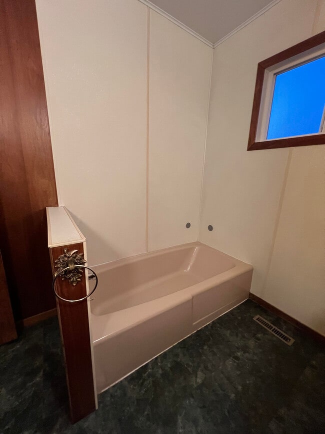 Building Photo - 300 E Lake St